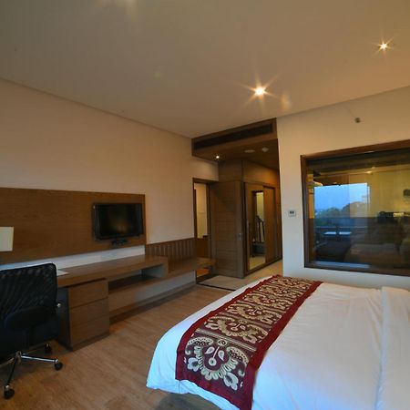 Narayani Heights Hotel&Resort Ahmedabad Bagian luar foto