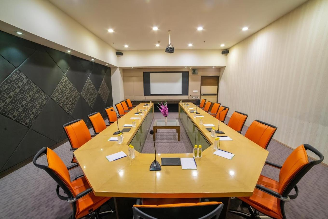Narayani Heights Hotel&Resort Ahmedabad Bagian luar foto