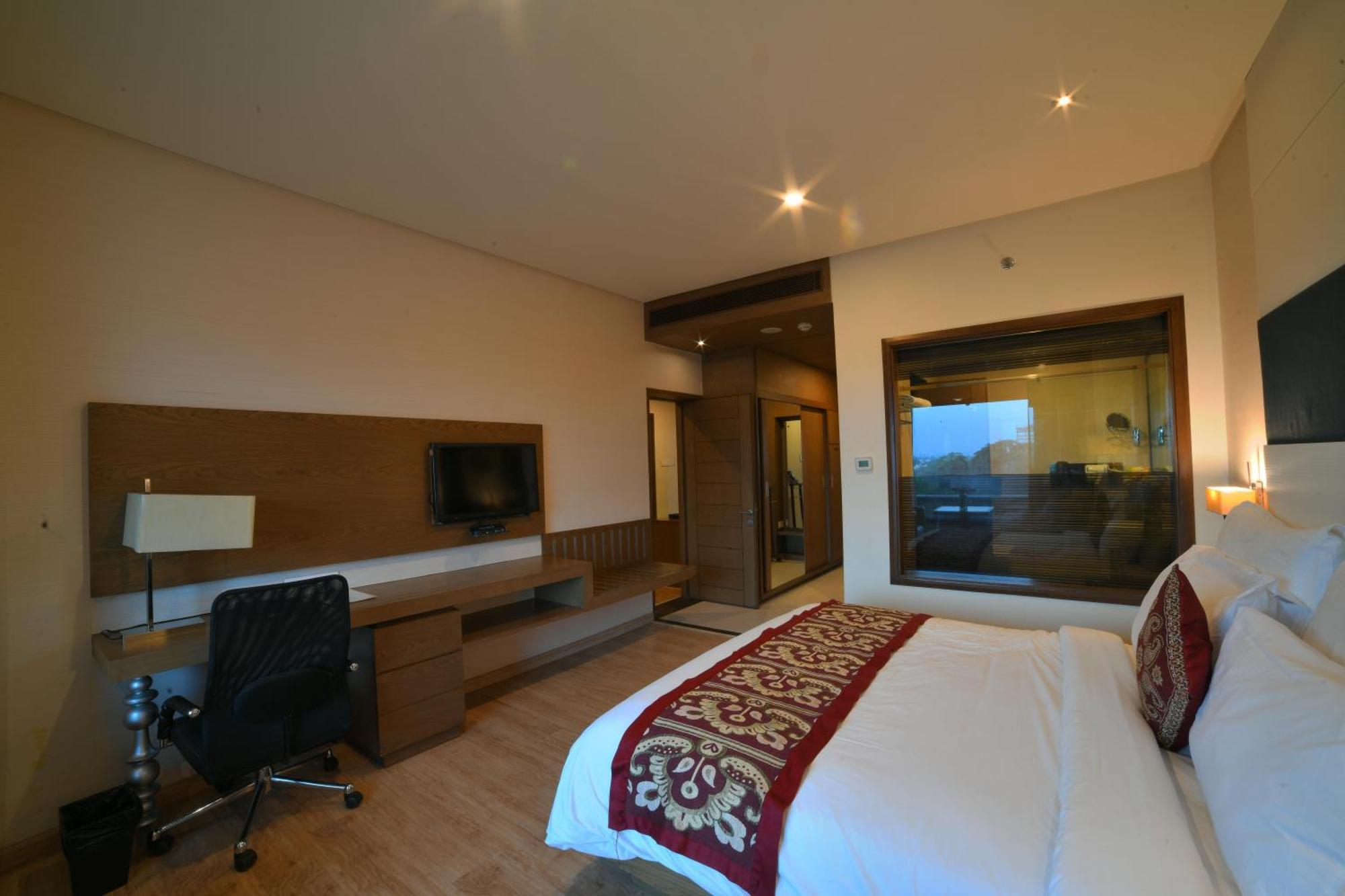 Narayani Heights Hotel&Resort Ahmedabad Bagian luar foto