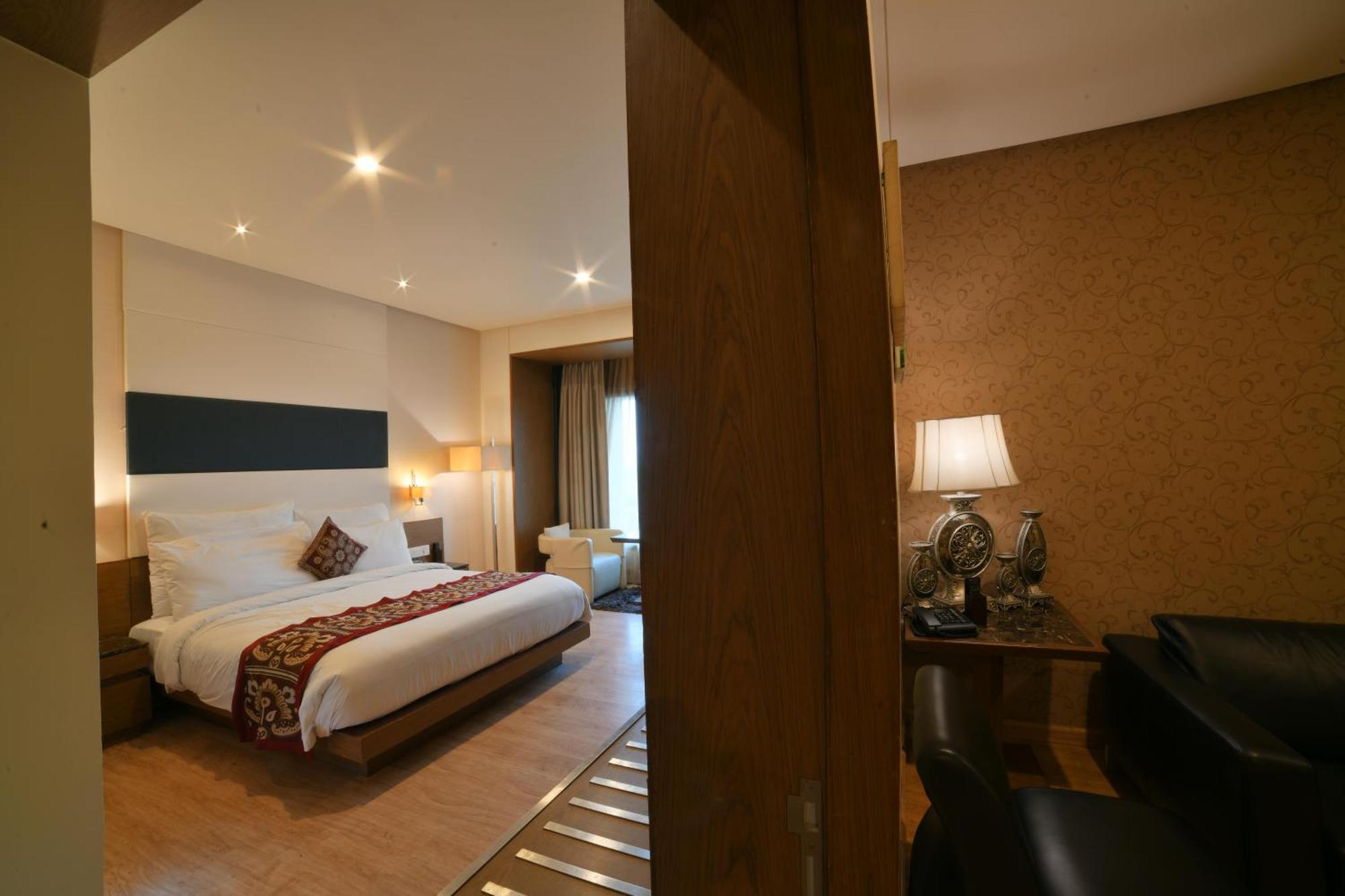 Narayani Heights Hotel&Resort Ahmedabad Bagian luar foto
