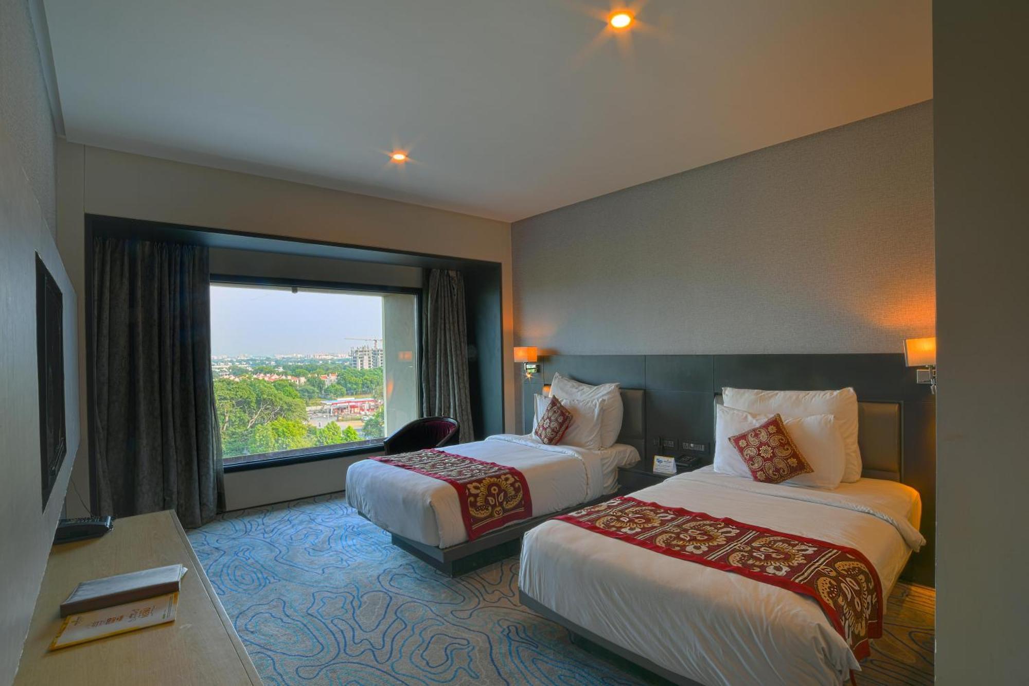 Narayani Heights Hotel&Resort Ahmedabad Bagian luar foto