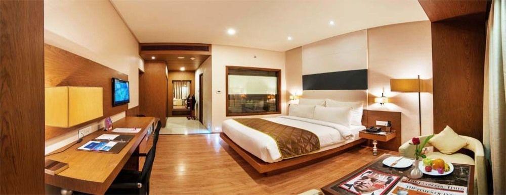 Narayani Heights Hotel&Resort Ahmedabad Bagian luar foto