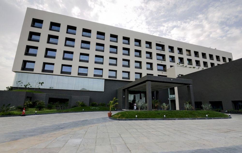 Narayani Heights Hotel&Resort Ahmedabad Bagian luar foto