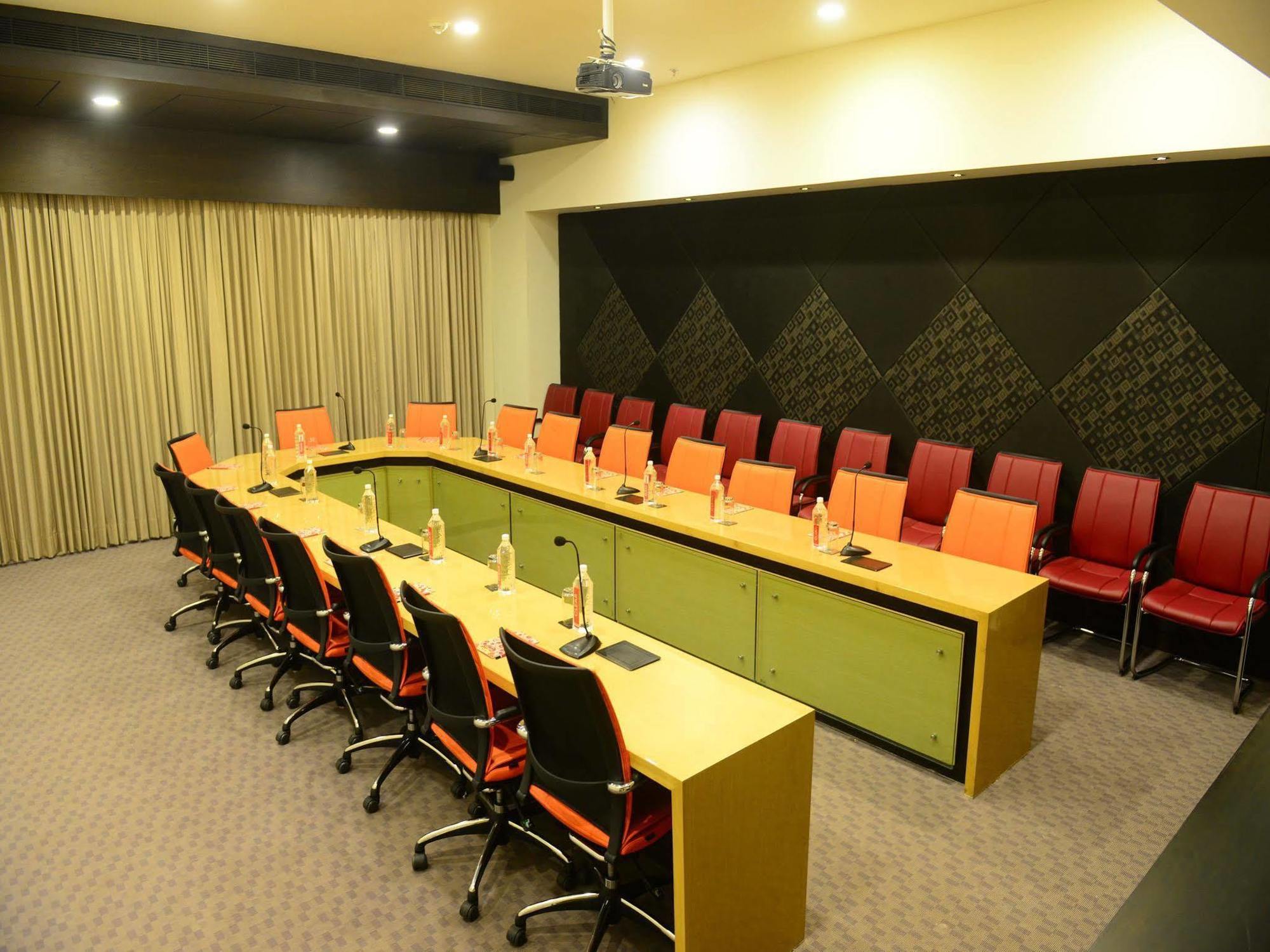 Narayani Heights Hotel&Resort Ahmedabad Bagian luar foto
