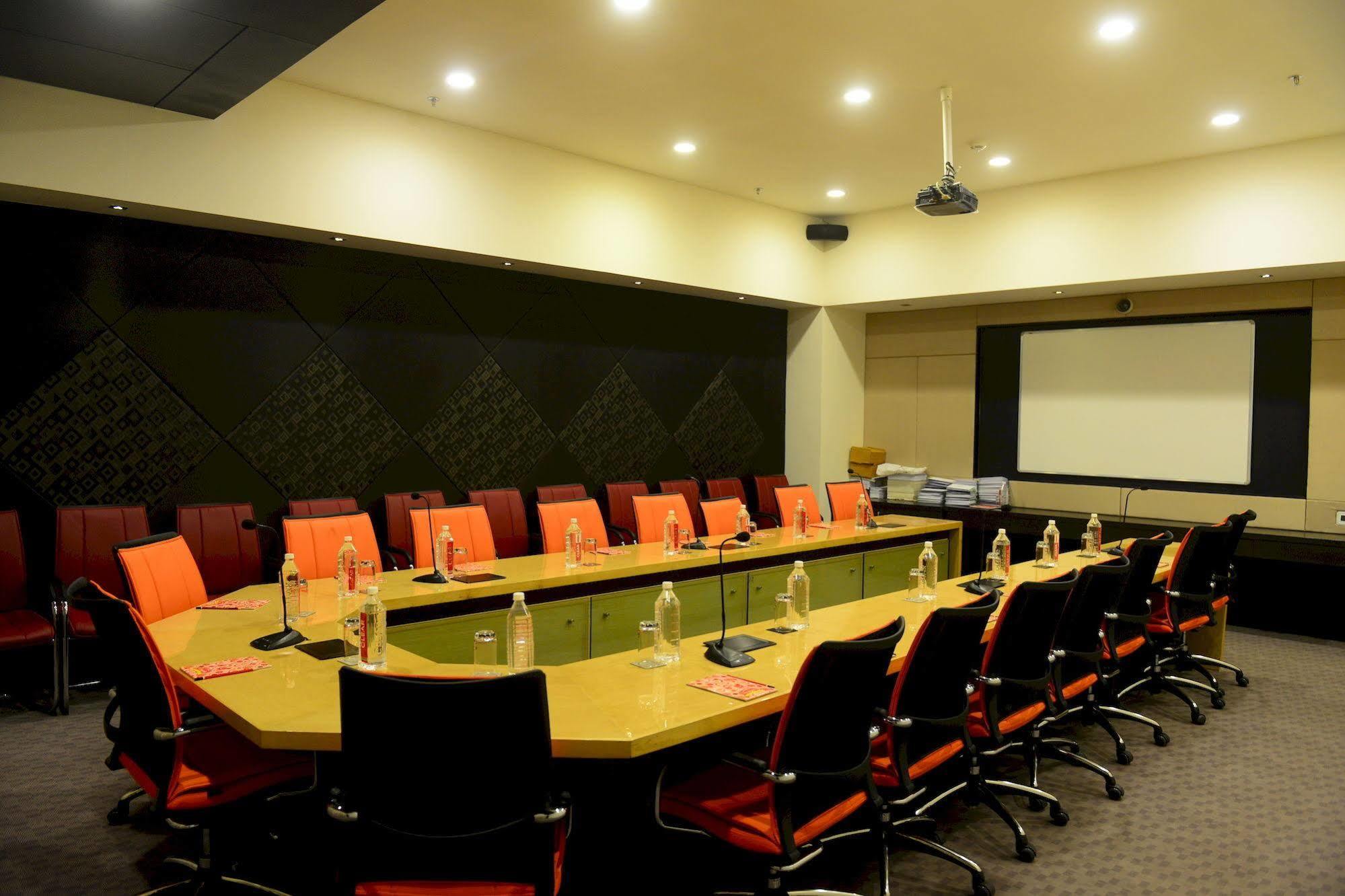 Narayani Heights Hotel&Resort Ahmedabad Bagian luar foto