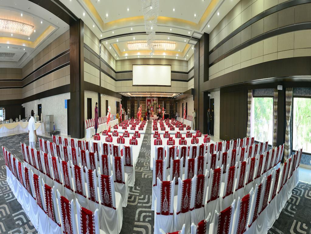 Narayani Heights Hotel&Resort Ahmedabad Bagian luar foto