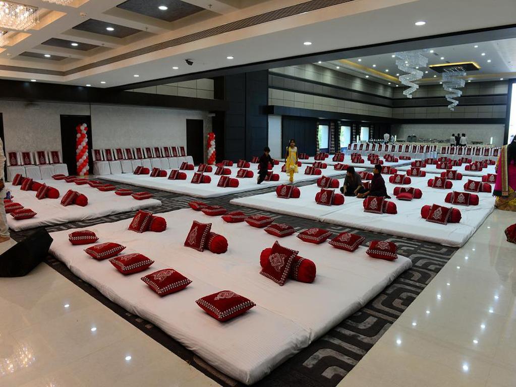 Narayani Heights Hotel&Resort Ahmedabad Bagian luar foto