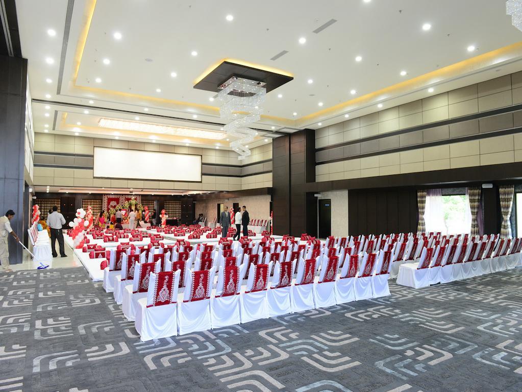 Narayani Heights Hotel&Resort Ahmedabad Bagian luar foto