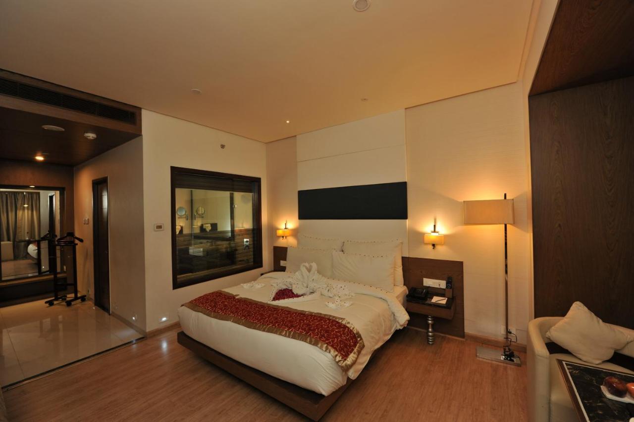 Narayani Heights Hotel&Resort Ahmedabad Bagian luar foto